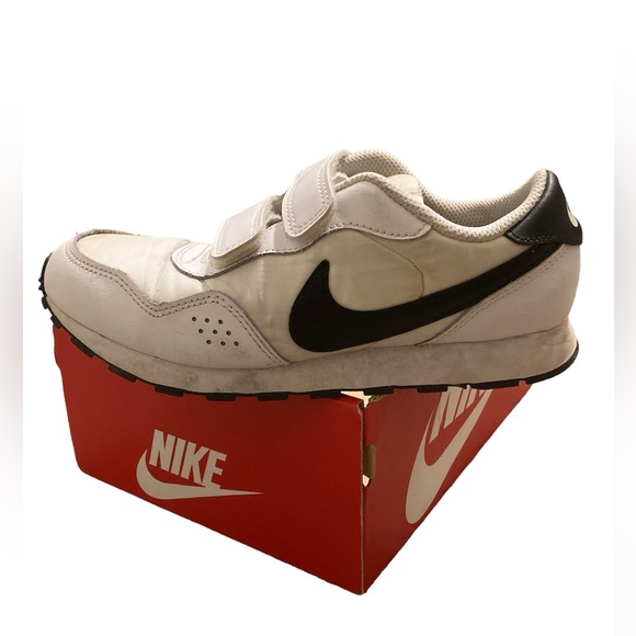 Nike MD Valiant (PSV) White & Black Sneakers. Size 3. - Picture 7 of 13